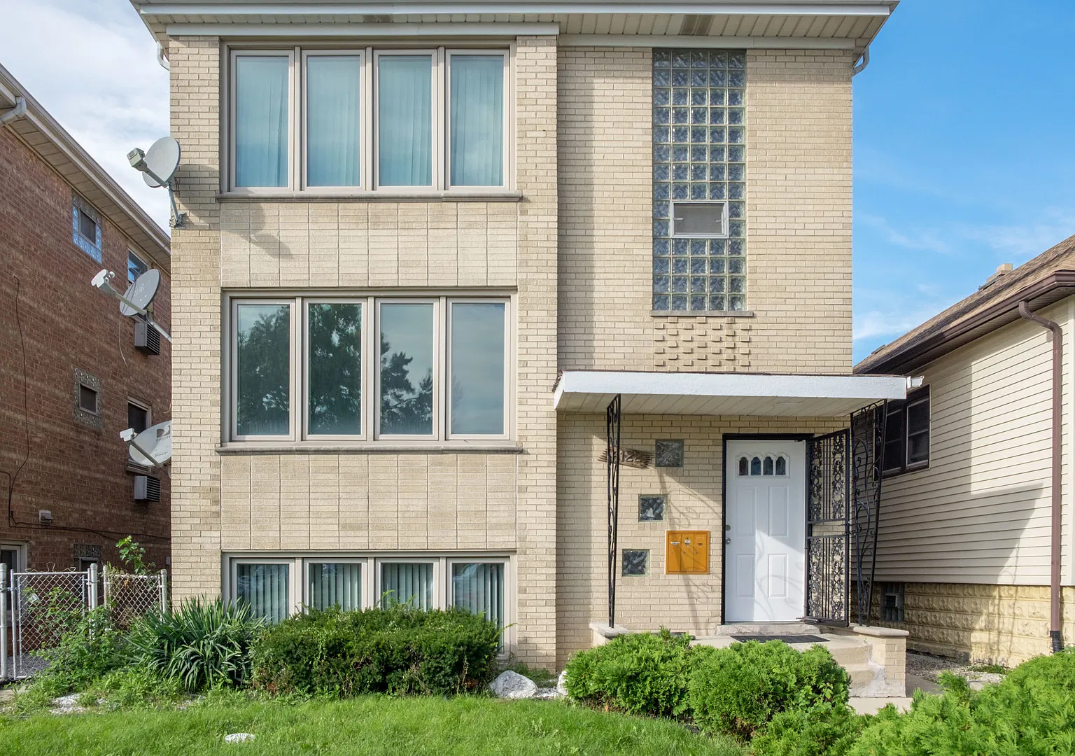 3 bed, 1.5 bath, 1200 sqft, $2,000 — Photo 3