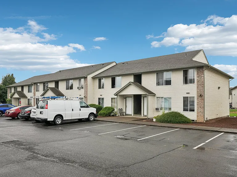 Stonehedge Court Apartments — Photo 15