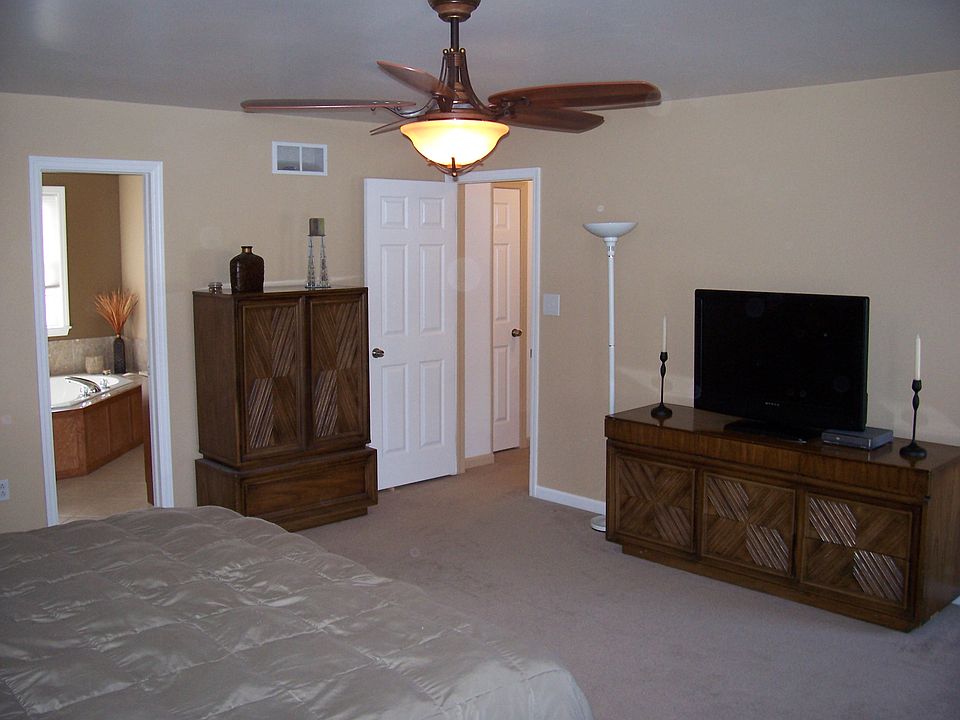 2nd image of 28 Roxberry Dr