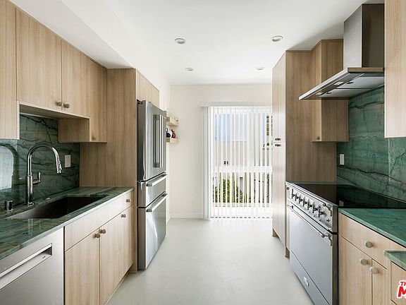 5th image of 852 21st St Unit E