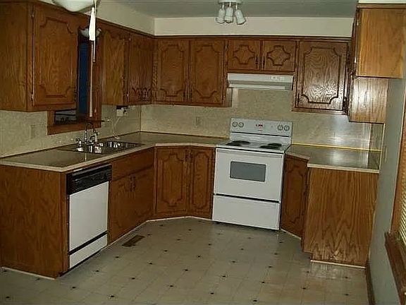 3rd image of 1221 W Elder Ave