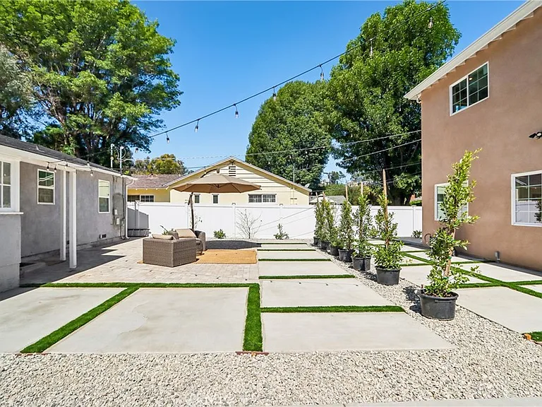 21233 Lopez St — Photo 2
