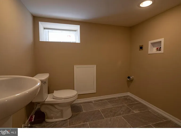 6241 N Woodstock St — Photo 12
