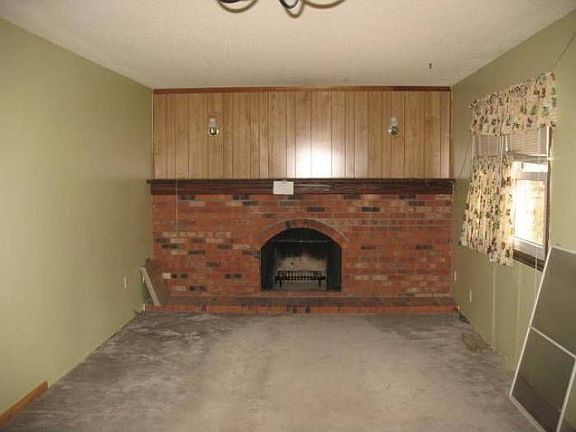 Living room w/fireplace