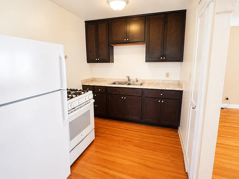 Grand Ave Apartments — Photo 13