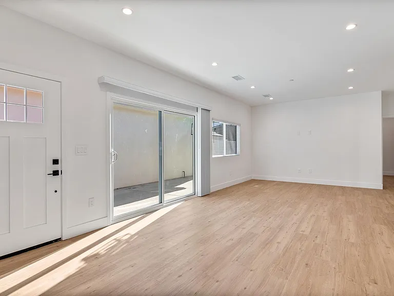 18203 Sunburst St — Photo 11
