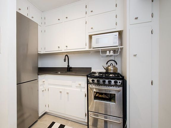 3rd image of 165 Christopher St #1J
