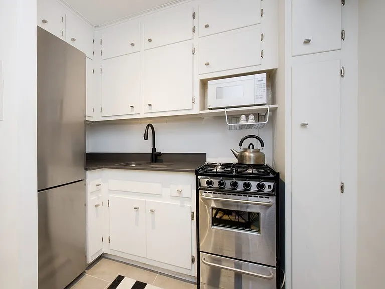165 Christopher St #1J — Photo 3