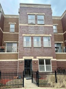 4105 S Maryland Ave, Chicago, IL, 60653