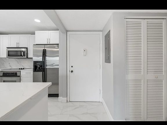4th image of 1502 S Lakeside Dr APT 201