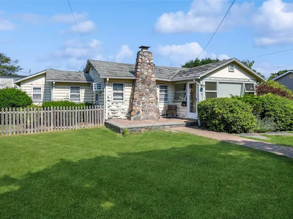 6 Thompson Street, East Patchogue, NY 11772