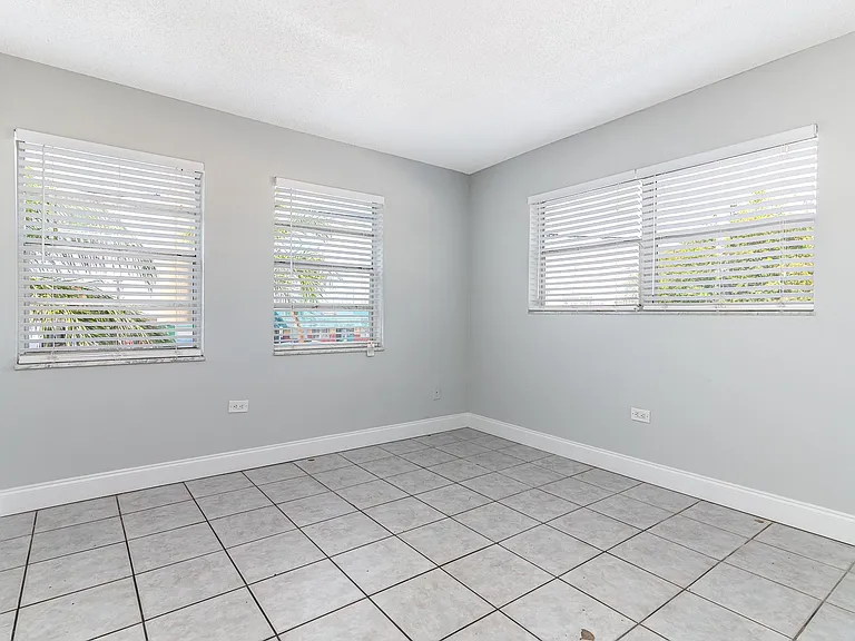 1007 W Prospect Rd — Photo 55