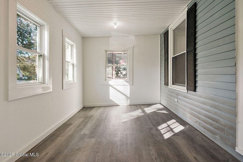 3rd image of 129 N Pine Avenue