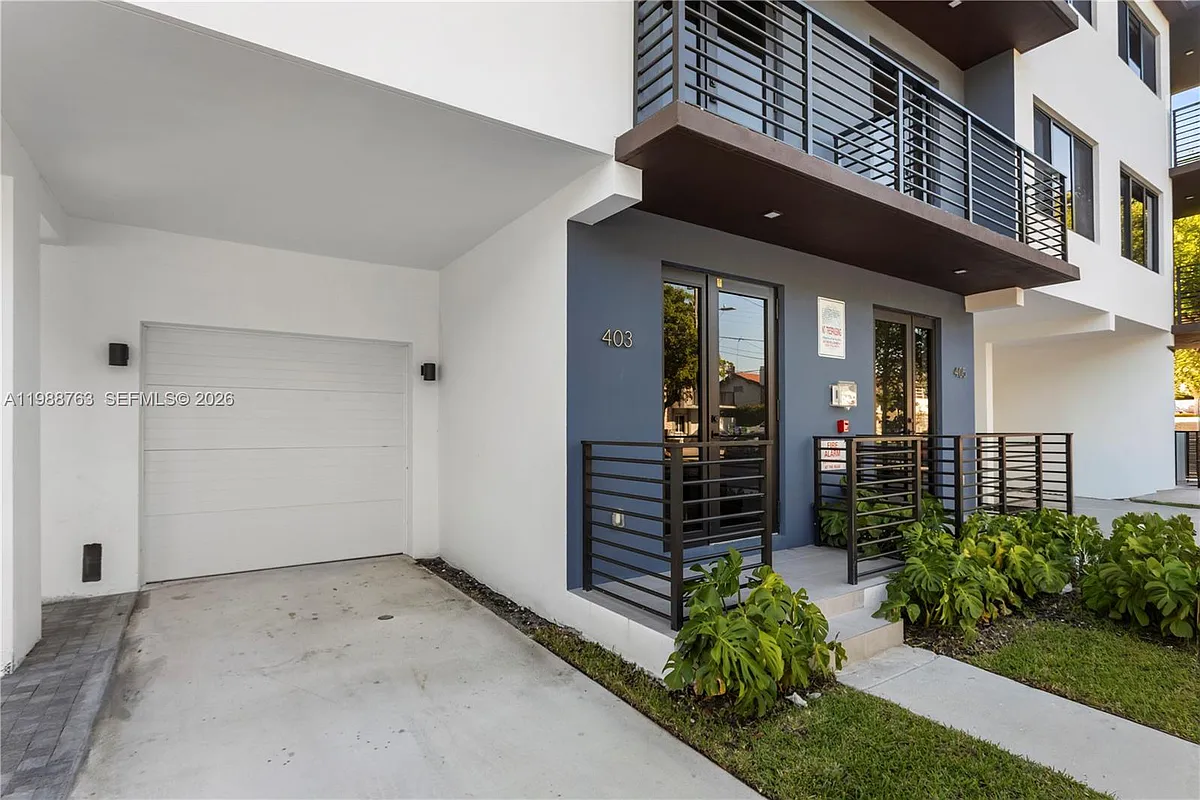 Building Photo - 1376 SW 4th St #7