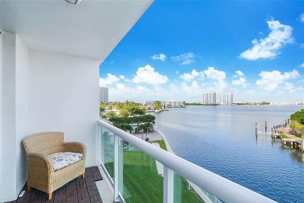 1 bed, 1.5 bath, 790 sqft, $1,980 — Photo 3