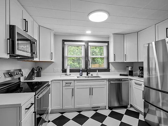 5th image of 607 Yancey St