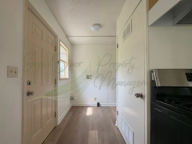 9506 Harrison St — Photo 17