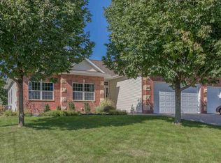 865 Forest Edge Ln, Coralville, IA 52241