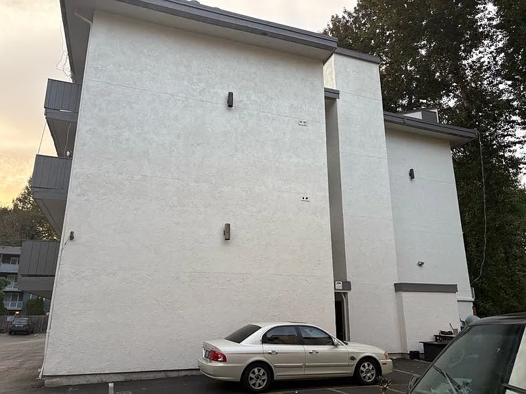 Del Mar Apartments — Photo 12