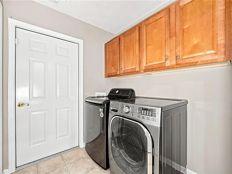 3204 Village Ln — Photo 20