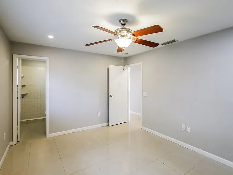 11460 NW 40th Pl — Photo 9