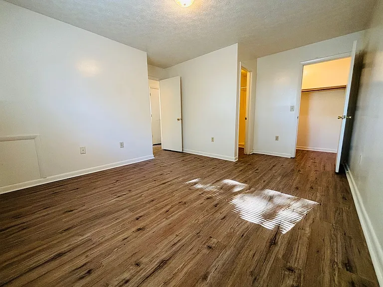 3 Bedroom, 2 Bath Apartment — Photo 19