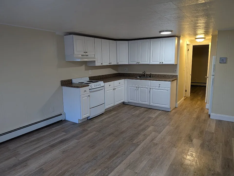 Kitchen (angle 2)