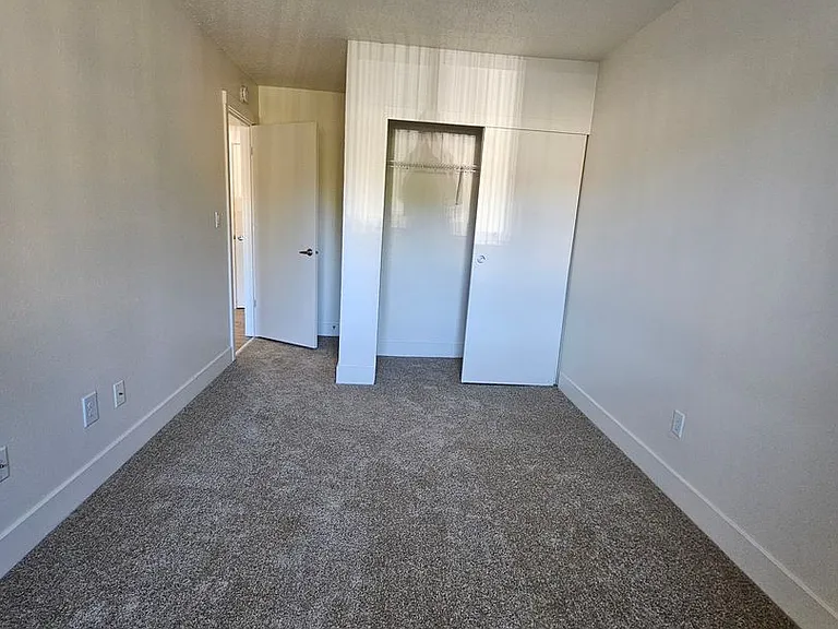 Beverly Grove Apartments — Photo 33
