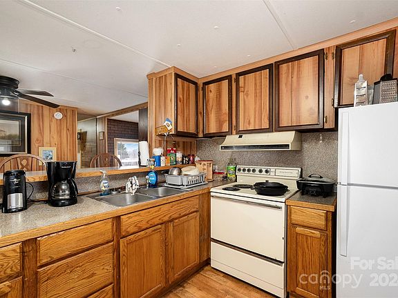 3rd image of 110 Ponder Ln