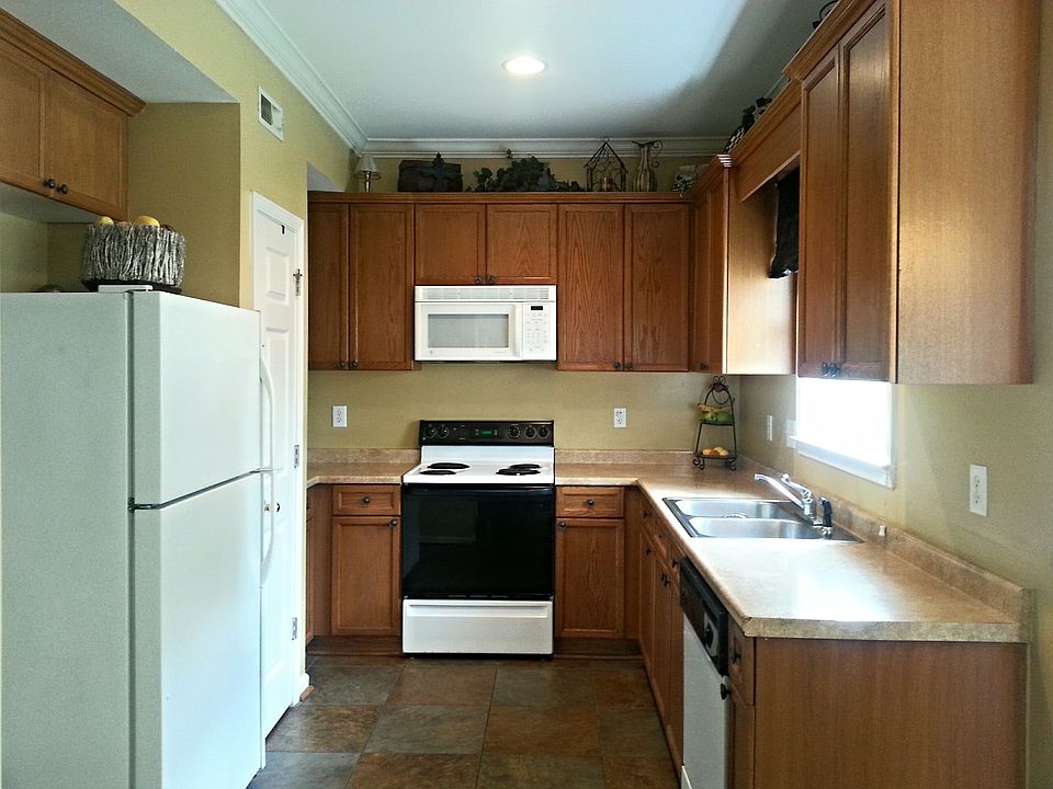 Nice cabinet space & pantry