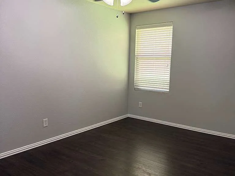 437 Grant Ln — Photo 15