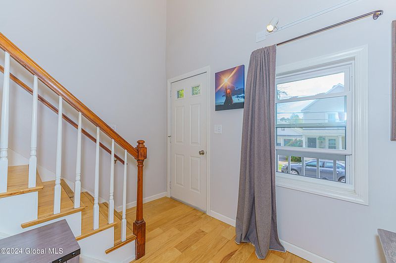 5th image of 165 Elm Street