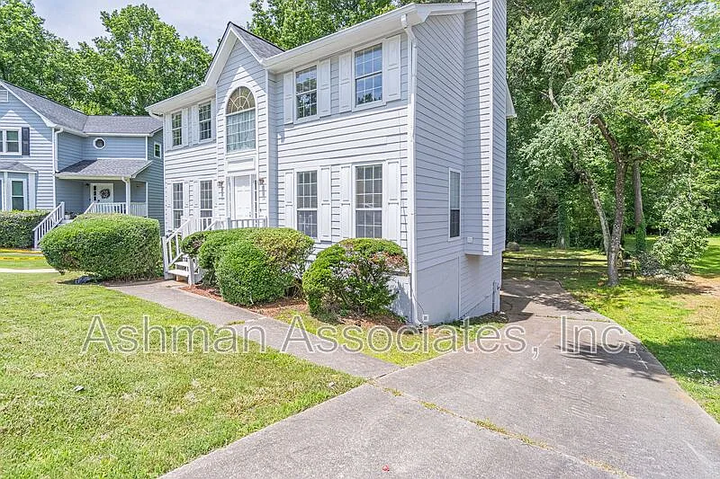 3 bed, 2.5 bath, 2354 sqft, $1,950 — Photo 3