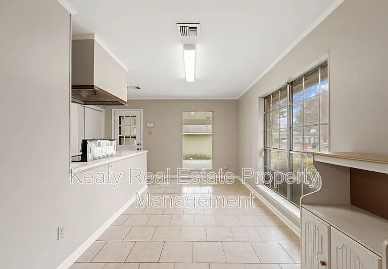 137 Amber St — Photo 11