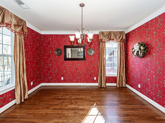 5th image of 400 Hydrangea St