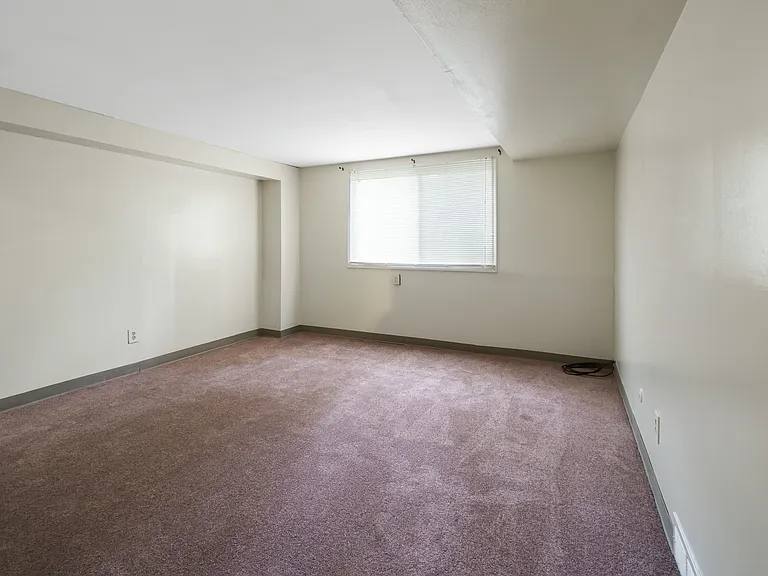 Greenwich Manor Apartments — Photo 28