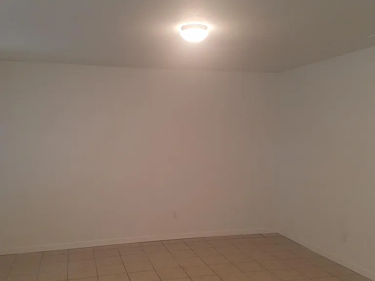 678 Meadow Dr — Photo 3