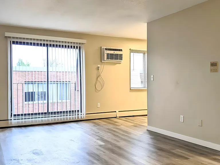 1067 Van Dyke St — Photo 2
