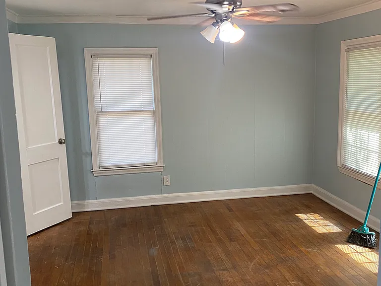406 Chester Ave — Photo 7