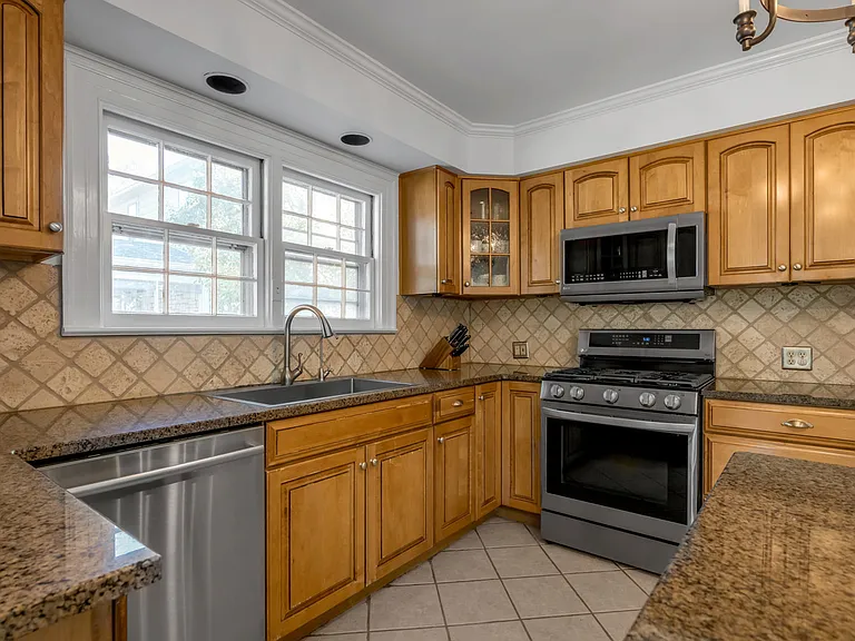 121 Dantzler Dr — Photo 8