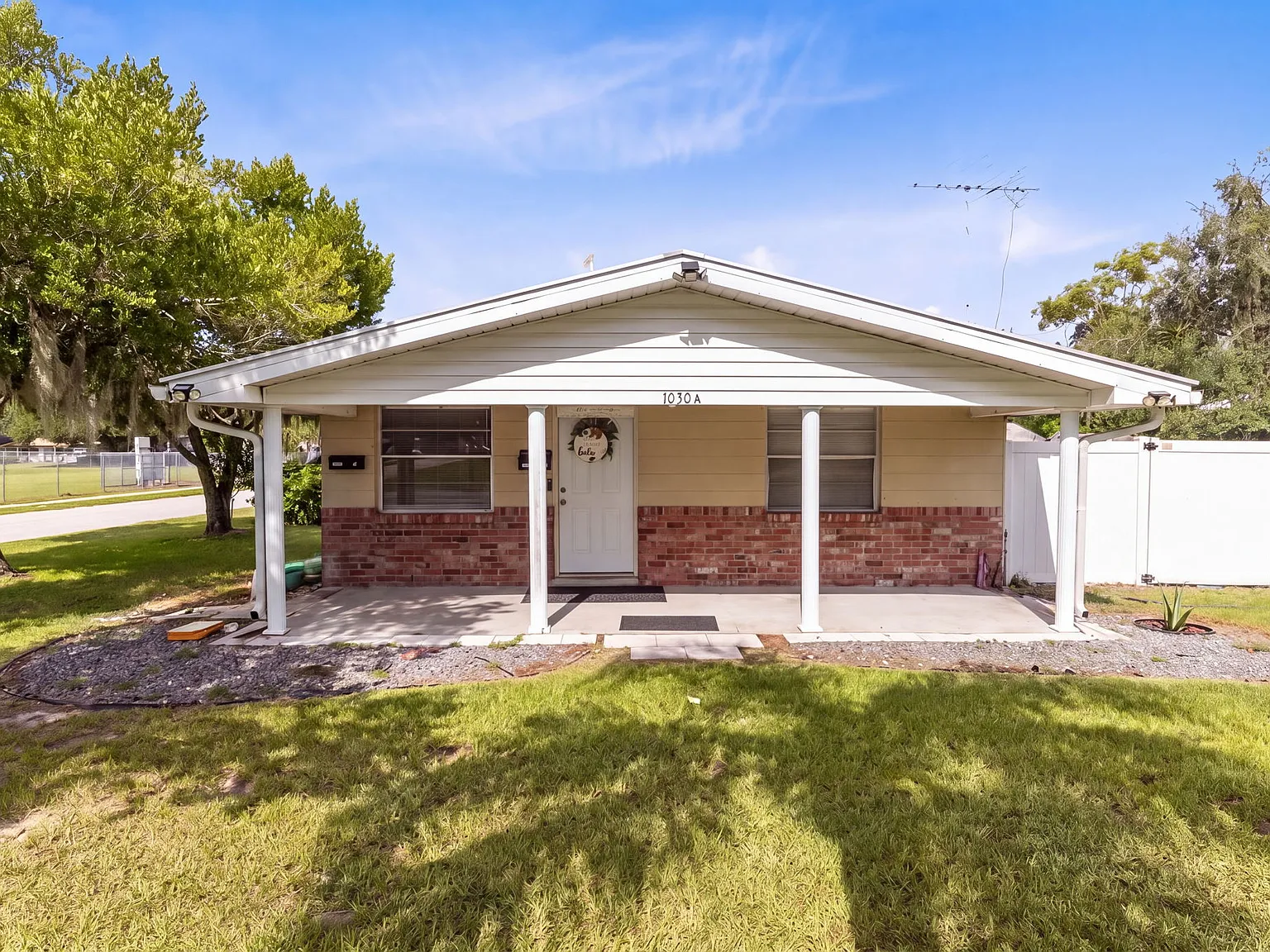 2 bed, 1.5 bath, 1016 sqft, $1,900 — Photo 2