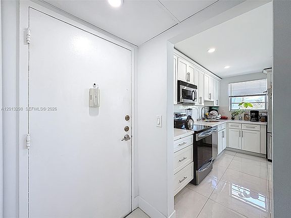 3rd image of 2751 Taft St APT 304