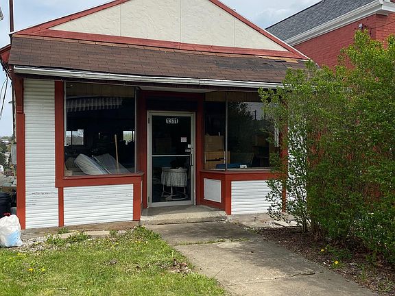 Former storefront/deli. Ideal for storage, workshop, studio, work out area, etc.