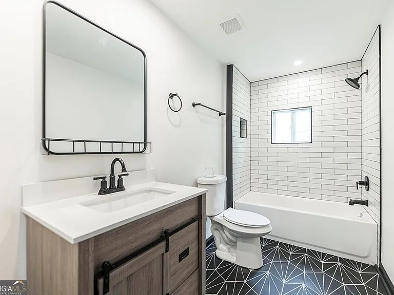 404 Benjamin St — Photo 7