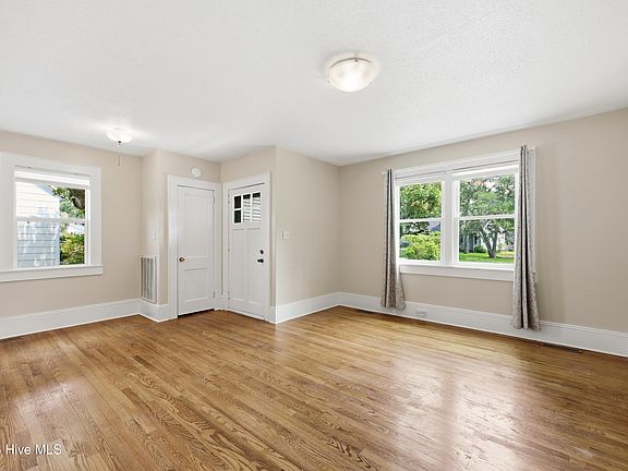 4th image of 109 Noyes Avenue