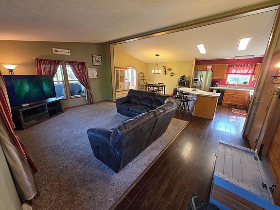 5th image of 2257 Long Lake Rd