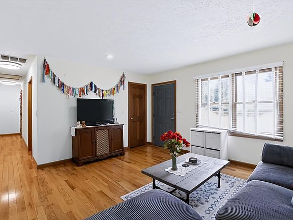 3rd image of 101 N Clark St
