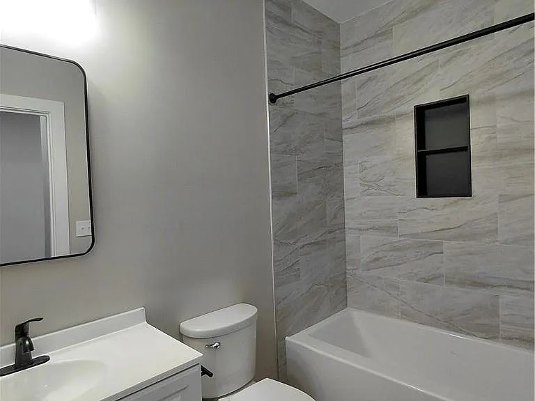 715 Walker St — Photo 3