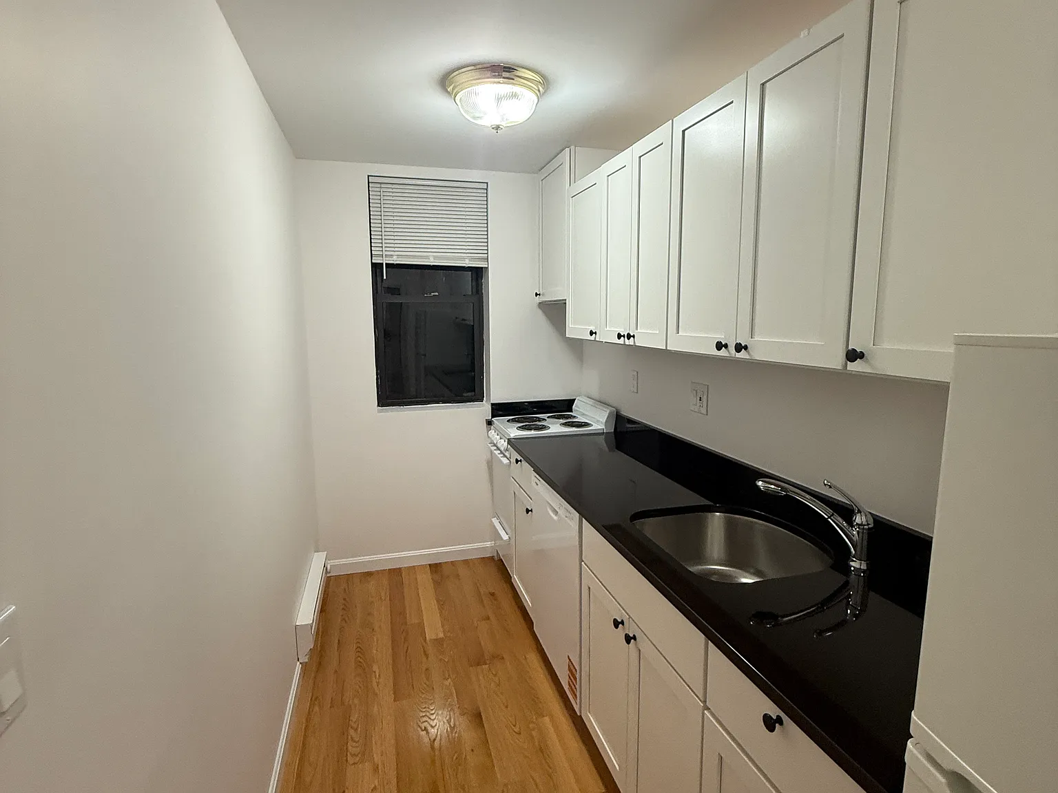 2 bed, 999 sqft, $3,700 — Photo 2
