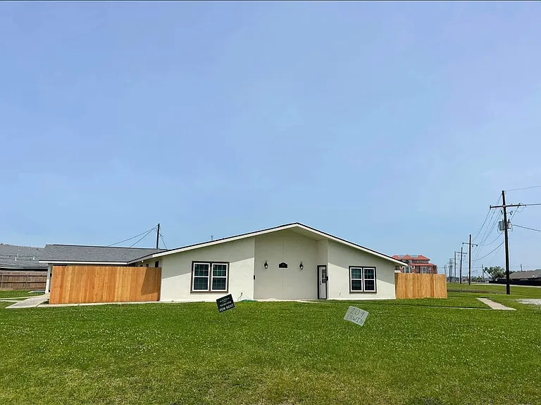 209 Erwin Dr #D — Photo 1